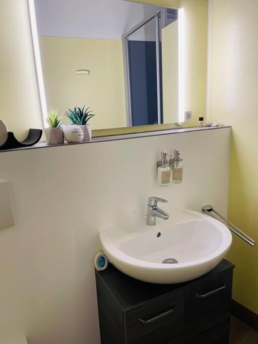 Fewo 20 - Appartement Im Rottalblick - Youngmodern Wohnen Mit Bademantelgang Zur Therme, Tv, Balkon Und Persoenlichem Gaesteempfang Von Astarte Estate Бад-Грісбах Екстер'єр фото