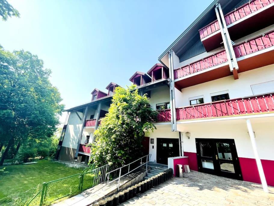 Fewo 20 - Appartement Im Rottalblick - Youngmodern Wohnen Mit Bademantelgang Zur Therme, Tv, Balkon Und Persoenlichem Gaesteempfang Von Astarte Estate Бад-Грісбах Екстер'єр фото